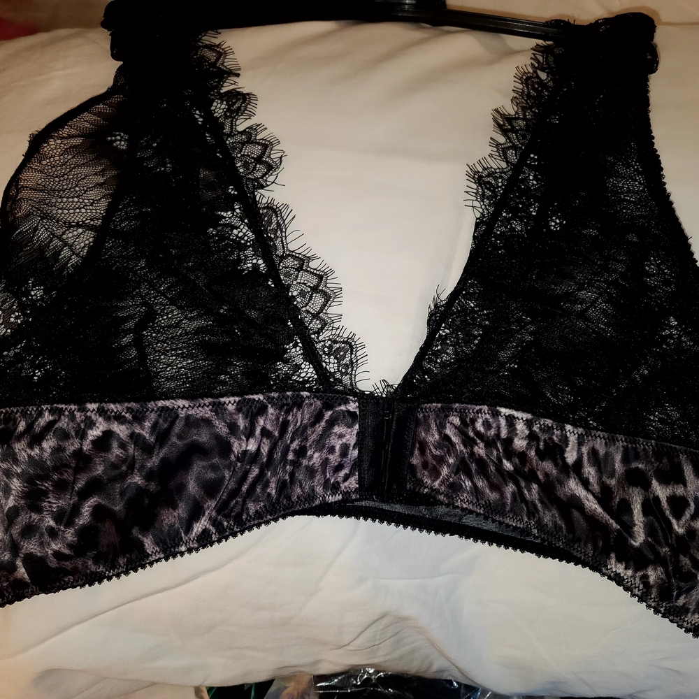 Sophisticated Black Lace Bra with Floral Patterns